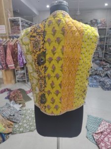 เสื้อกั๊กผ้าควิลท์ลายดอกไม้สีเหลือง คอวี แขนกุด สำหรับผู้หญิง ปักมือ ผ้าฝ้ายทอ ใส่ได้ในฤดูใบไม้ผลิ ของขวัญสำหรับเธอ - Product Image 6