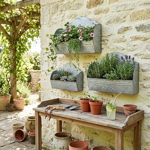Jardinières murales rustiques en métal galvanisé avec design suspendu pour jardin d'herbes aromatiques en extérieur - Product Image 1