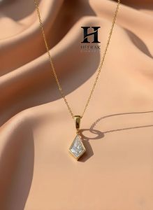 Collar con Colgante de Diamante Corte Cometa Minimalista, Colgante Solitario en Forma de Cometa de Oro de 14k para Mujer, Joyería Fina Geométrica - Product Image 2