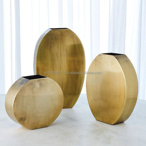 Jarrón de metal ideal para personas que buscan soluciones florales decorativas que elevan la decoración del hogar con una belleza duradera. - Product Image 6