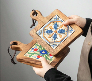 Dalles de carrelage bleues et blanches empilées, style Azulejo portugais, palettes en bois. Disponible aux prix de gros. - Product Image 4