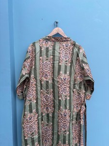 Robe kimono en coton vert tigre style bohème, imprimé au bloc, tenue de villégiature, élégante et décontractée - Product Image 5