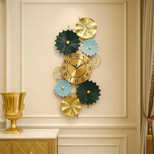 Reloj de Pared con Números Romanos Dorados, Reloj Decorativo de Metal Moderno y Lujoso, Elegante Adorno para Interiores - Product Image 4