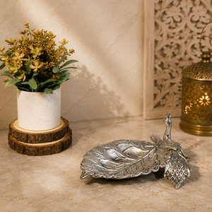 Bandeja Decorativa de Plata Plateada Hecha a Mano en India, con Forma de Hoja de Pavo Real, Estilo Art Deco, para Sala de Estar, Centro de Mesa para Diwali - Product Image 1