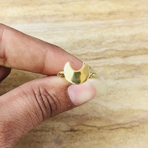 Bague Lune Croissante Torsadée en Laiton Plaqué Or 18 carats pour Femme, Vente Chaude, Idéale pour la Vente en Gros/OEM/ODM - Product Image 5