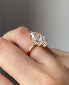 Anillo de Compromiso con Diamante Cultivado en Laboratorio Marquise de 2.05 CT, Oro Amarillo de 14K, Halo Oculto, 6 Puntas Solitario con Banda de 1.8MM - Product Image 4