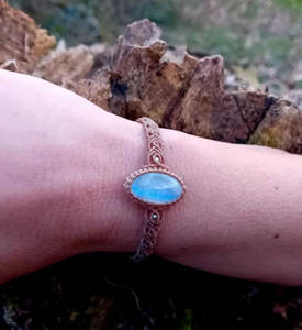 Pulsera de Macramé de Cobre Hecha a Mano con Piedra Lunar, Joyería Boho Ajustable con Propiedades Curativas - Product Image 1