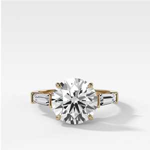 Bagues de fiançailles minimalistes en or massif 14 carats avec trois pierres, diamant rond de laboratoire de 2 carats et pierres latérales baguette coniques - Product Image 1
