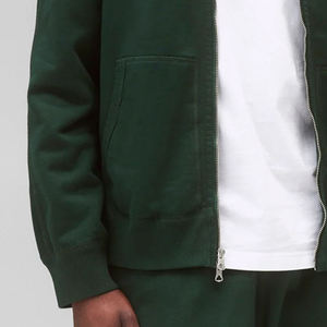 Design décontracté pour une utilisation en extérieur, offrant une chaleur légère, une finition soignée et un style intemporel pour hommes, à prix abordable. - Product Image 3