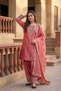 Ensemble de costume ethnique en soie Fendy de qualité export avec pantalon palazzo brodé et dupatta à quatre côtés en dentelle - Product Image 3