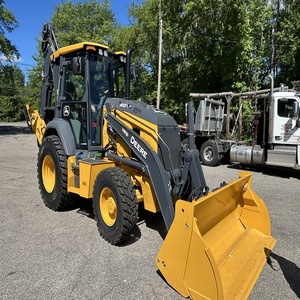 Chargeuse-pelleteuse John Deere de qualité supérieure pour la construction professionnelle, avec une excellente portée de godet et une puissance de levage remarquable - Product Image 1