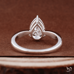 Bague de fiançailles élégante en or blanc 10 carats avec diamant solitaire en forme de poire de 2 carats cultivé en laboratoire et sertissage à tige cintrée - Product Image 3