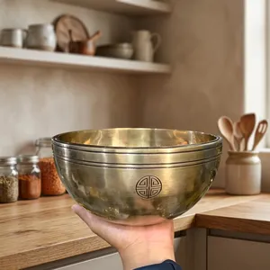 Bol chantant artisanal en laiton avec emblème circulaire traditionnel, bol sonore martelé en métal pour la méditation, le yoga et la relaxation sonore - Product Image 5