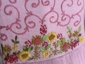 ชุดเดรส Anarkali สีชมพูปักลายดอกไม้ แขนยาว ผ้าทอมือ  แบบยาว - Product Image 5