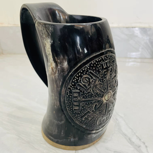 Mug en corne de buffle véritable polie, sculpté à la main, avec logo viking artisanal, design premium, vente en gros. - Product Image 1