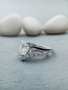 แหวนแต่งงานรูปหัวใจทันสมัยจาก D'VINS JEWELS ประดับเพชรทรงบริลเลียนต์สี D ชุบทองคำขาว พร้อมใบรับรอง - Product Image 2