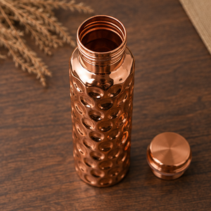 Bouteille d'eau portable en cuivre pur, or rose, à motif nid d'abeille gaufré, faite à la main, design traditionnel - Product Image 3