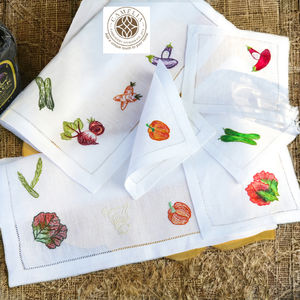 Légumes de jardin brodés sur lin naturel, qui ajoutent un charme rustique et campagnard, parfaits pour les dîners chaleureux et les tables de cuisine. - Product Image 6