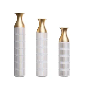 Vase de table en métal doré écologique Art Déco pour mariage, Diwali, décoration de la maison et des hôtels, centre de table de luxe par Lavie Creations - Product Image 4