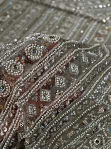 Tissu en mousseline de soie lourdement brodé avec des motifs miroir, des perles et des paillettes pour robe - Product Image 4