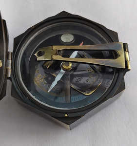 เข็มทิศทองเหลืองทรงแปดเหลี่ยมพร้อมเลนส์กระจกมองเห็นแบบวินเทจสำหรับการเดินเรือ - Product Image 3