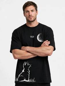 ONETEN APPAREL Camiseta negra de manga corta con cuello redondo para hombre con estampado gráfico de gato y luna - Product Image 2