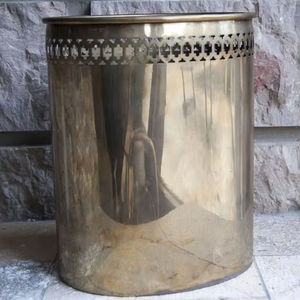 Corbeille en laiton poli de style vintage avec un bord décoratif perforé. Classique et intemporel. Disponible aux prix de gros. - Product Image 1