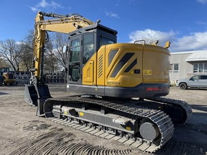 Excavadora Amarilla Usada Versátil de 3 Toneladas con Brazo Giratorio Lateral y Cabina de Vidrio de Alta Visibilidad para Reparaciones Urbanas - Product Image 3