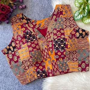 Blusa de diseñador Ajarakh con estampado, tejida a mano, de algodón, con cuello barco y diseño abierto en la parte delantera, lista para usar. - Product Image 5