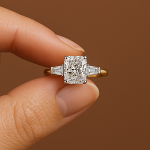 Anillo de Compromiso con Tres Diamantes Cultivados en Laboratorio con Corte Radiante Certificado por IGI, con Diamantes Laterales Cónicos en Oro Sólido de 14K, Venta al Por Mayor - Product Image 1