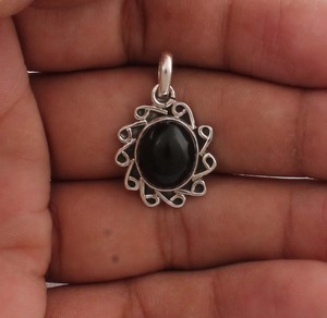 Pendentif en Onyx Noir Naturel Vintage en Gros, Sertissage Clos, Plaqué Argent Sterling 925, Pendentif Fait Main en Pierre Précieuse à Points - Product Image 1