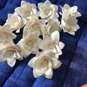 Wholesale Premium White Essential Oil Artificial Decorative Sola Wood Flower Handmade Thailand White Camellia Sola Flower 8cm - Product Image 4
