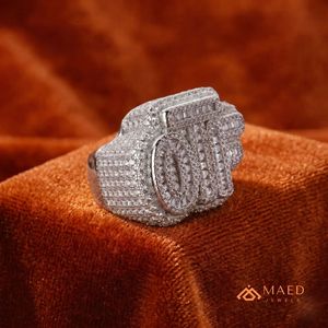 Anillo de Letra para Hombre de Lujo con Moissanita Engastada en Plata - Joyería de Destaque - Product Image 2