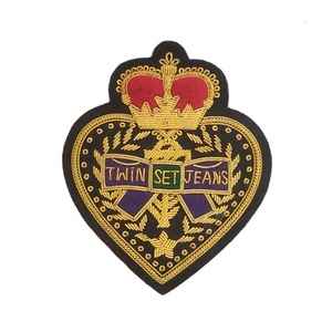 Personalización disponible para insignias de lingotes de gemelos y jeans hechos a mano para chaquetas - Product Image 1