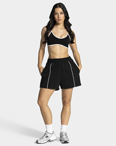 Shorts décontractés pour femmes, personnalisés OEM, en coton molletonné respirant de haute qualité, couleur noire unie avec détails contrastants, style streetwear et gym. - Product Image 4