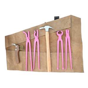 Kit d'outils de ferrage pour chevaux en étui en cuir avec marteau de réglage, tire-clous, pince crocodile et brosse de nettoyage - Product Image 1