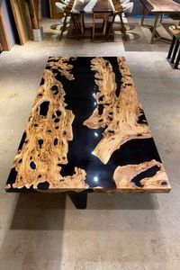 Table à manger moderne en bois massif avec bord naturel et plateau en résine époxy bleue, style ferme/villa, construction artisanale durable, 6 places - Product Image 2