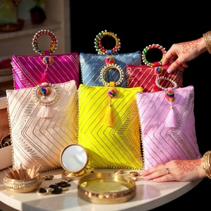 Impresionantes bolsos Potli étnicos hechos a mano, diseñados para añadir encanto y elegancia a cada ocasión especial, con delicado bordado Zari. - Product Image 1