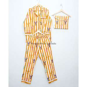 ชุดนอนผ้าฝ้ายทำมือสำหรับผู้หญิง แขนยาว คอวี ปิดด้วยเชือกผูก ลายพิมพ์บล็อกราศีพิจิกน่ารัก ระบายอากาศได้ดีและนุ่มสบาย - Product Image 3