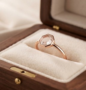 Bague de Fiançailles ou de Promesse en Or Massif 10K 14K 18K avec Diamant Octogonal Taillé en Portrait, Couleur Classique DEF, Clarté VSVVS, Diamant de Laboratoire - Product Image 4