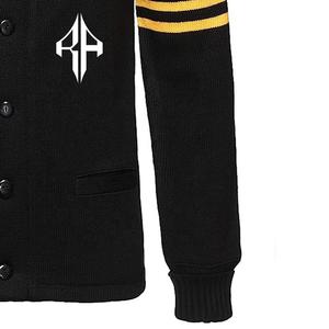 Cardigan noir en tricot à col en V avec logo blanc et rayures jaunes sur les manches pour un look décontracté unisexe en automne - Product Image 6