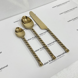 Ensemble de couverts en acier inoxydable avec poignée torsadée dorée de luxe |   Vaisselle légère, portable, de forme irrégulière, compatible lave-vaisselle et congélateur - Product Image 4