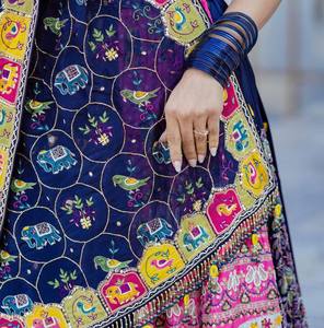 Lehenga Choli de Seda Multicolor de Diseño para Mujer, para Navratri |   Vestido Tradicional para Fiesta Garba con Adornos de Espejos - Product Image 3