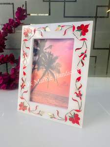 Cadre photo en marbre fait main avec incrustations imprimées à la main et design personnalisable pour la décoration de la maison - Product Image 3