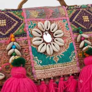 Bolso de Hombro de Macramé Tribal Vintage Hecho a Mano por los Banjara, Bolso Tipo Tote Étnico Tradicional Bohemio Indio, Resistente al Agua - Product Image 2