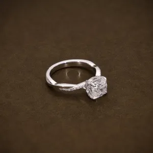 Anillo de compromiso con diamante blanco talla cojín en oro blanco macizo con banda cruzada clásica y detalles de diamantes pavé retorcidos - Product Image 2