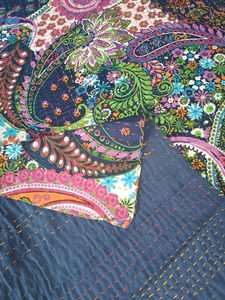 Couvre-lit matelassé bohème moderne toutes saisons, imprimé floral et oiseaux, en patchwork fait main du Rajasthan, garni de coton, blanc et bleu, pour la maison - Product Image 2