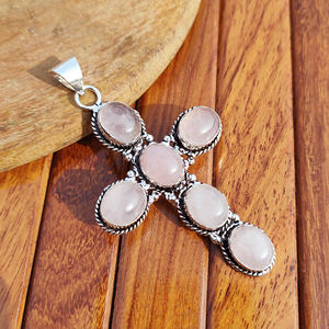 Colgante de cruz solitario de cuarzo rosa con engaste de bisel, estilo vintage, base de latón bañado en plata antigua, personalizado, unisex, para venta al por mayor, Jewelry Town Inn - Product Image 1