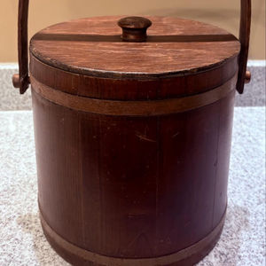 Cubo de hielo vintage de madera con tapa y asa metálica, perfecto para decoración de bares en casa, fiestas y exhibición en mesas rústicas, procedente de la India. - Product Image 1