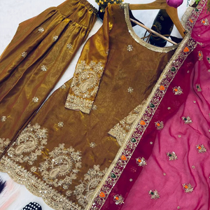 Presentando la nueva colección de diseñadores en conjunto de salwar farshi de seda Crushi con dupatta, completamente cosido y listo para usar. - Product Image 1